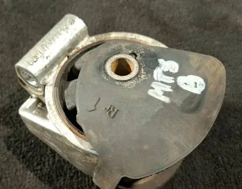 Mitsubishi Space Star Engine mount bracket