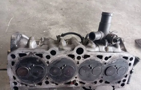 Volkswagen Golf III Engine head 02810373N