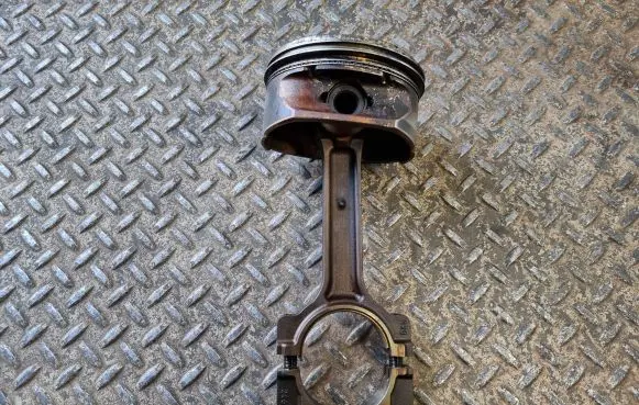 Cadillac Escalade Piston with connecting rod