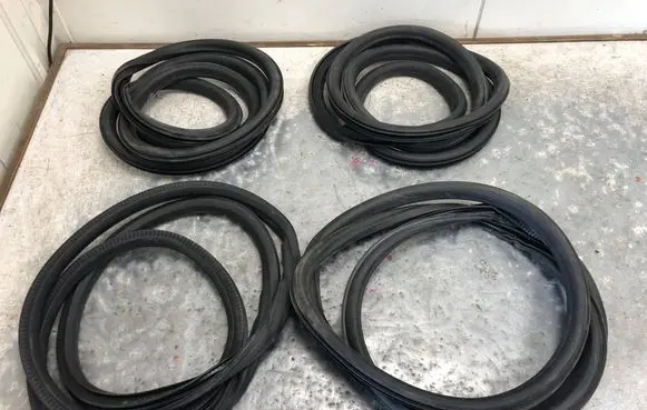 Opel Meriva B Front door rubber seal 13266918BILI 13266918