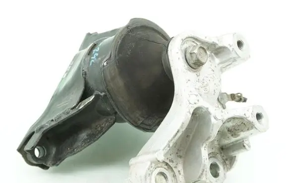 Engine mount vacuum valve