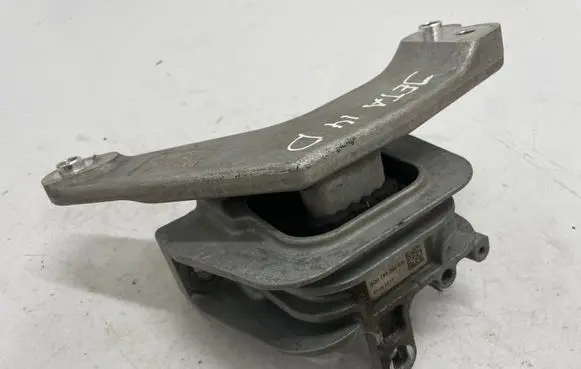 Volkswagen Jetta VI Engine mount bracket 5Q0199262CM