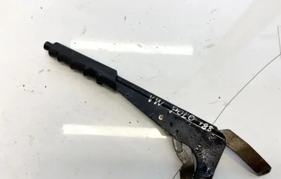 Handbrake/parking brake lever assembly