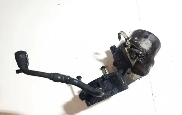 Nissan Pathfinder R51 Oil filter mounting bracket