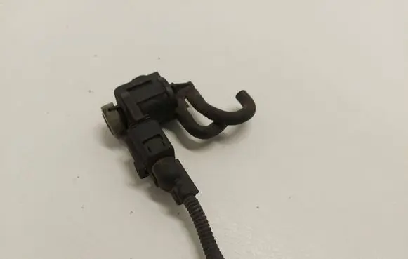 Volkswagen Golf IV Turbo solenoid valve 1J0906283C