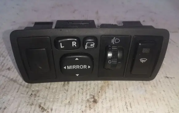 Toyota Avensis T250 Wing mirror switch 156762 777669