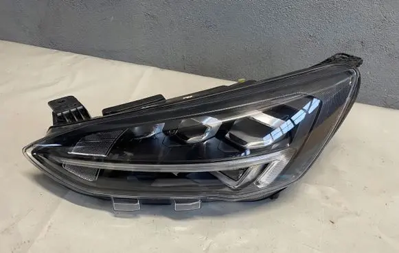 Ford Focus Headlight/headlamp 13E015
