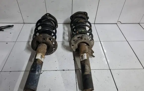 Volkswagen Jetta V Front shock absorber with coil spring 1K0413031 VA5590