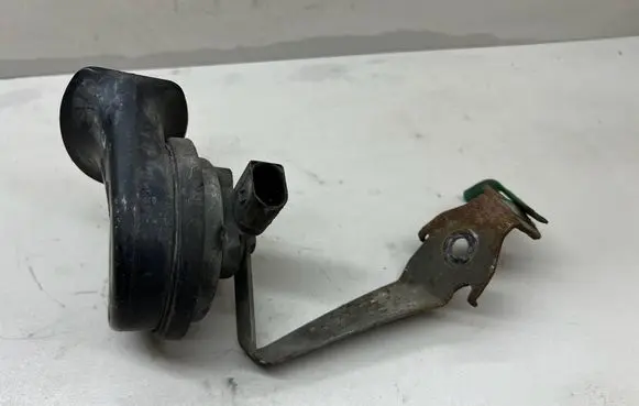 Volkswagen PASSAT B6 Horn signal E100209 A28657625