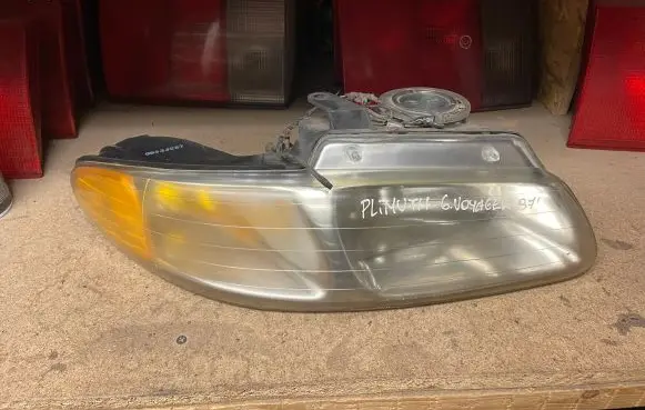 Chrysler Voyager Headlight/headlamp 083331110R 3331110R