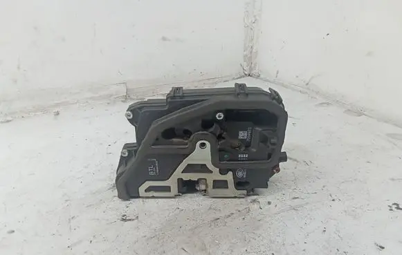 BMW X1 E84 Front door lock 7059973