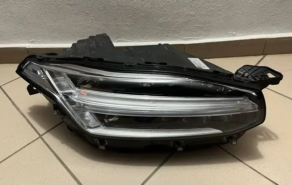 Volvo XC90 Headlight/headlamp 31655720