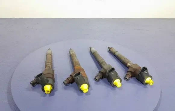 Opel Insignia A Fuel injector 55577668