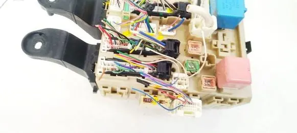 Toyota Avensis T270 Fuse box set 8273005720