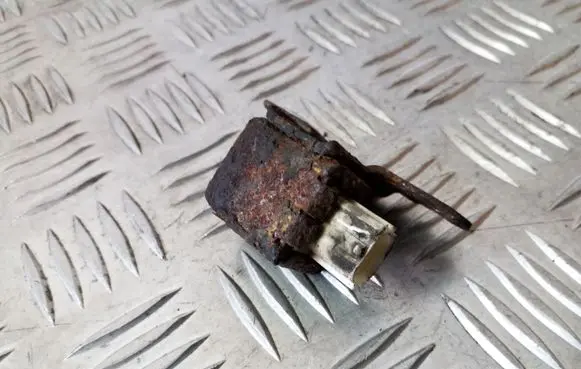 Suzuki Grand Vitara II Airbag deployment crash/impact sensor