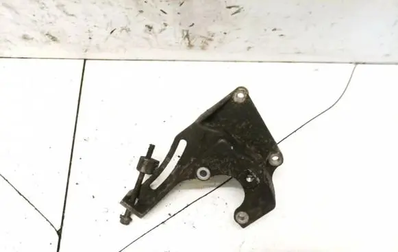 Subaru Outback Engine mounting bracket