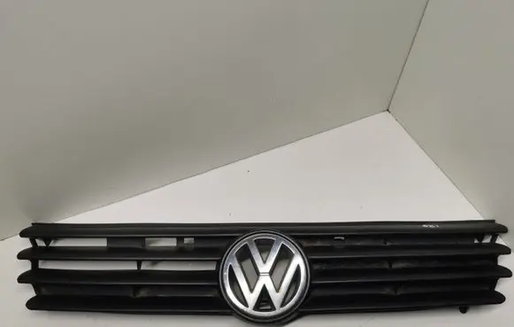 Volkswagen PASSAT B4 Front bumper upper radiator grill 3A0853653B