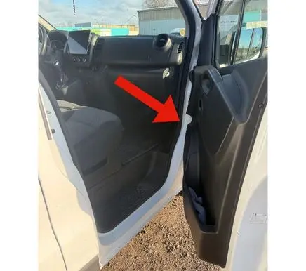 Opel Vivaro Front door lower hinge 804005400R