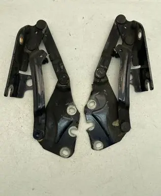 Engine bonnet/hood hinges
