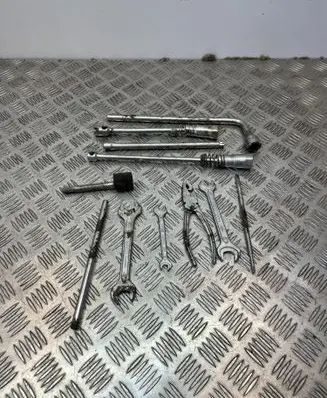 Mercedes-Benz SL R230 Tool set A1075810067 A0005811067