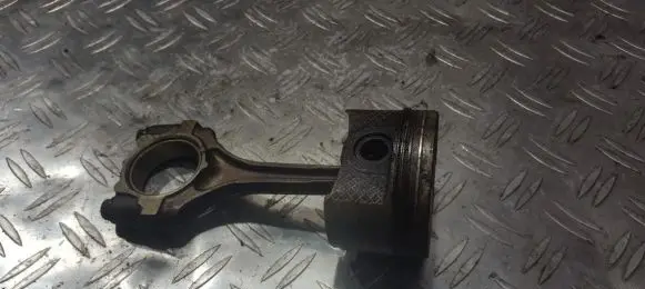 Toyota Yaris Piston with connecting rod