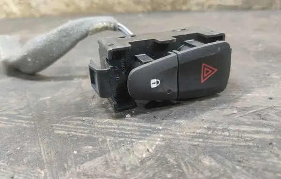 Dacia Sandero Hazard light switch E31606