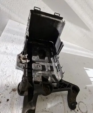 Volkswagen Golf V Battery tray 