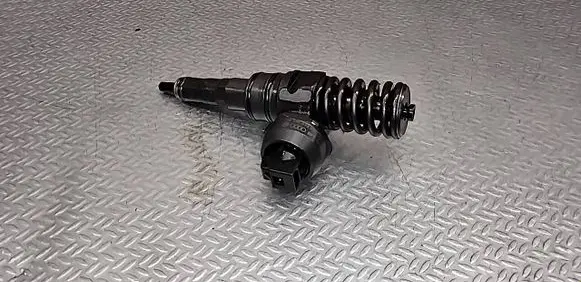 Volkswagen PASSAT B6 Fuel injector 038130073BQ
