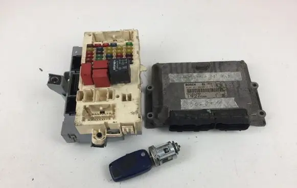 Fiat Doblo Engine ECU kit and lock set 0281011553 51715858