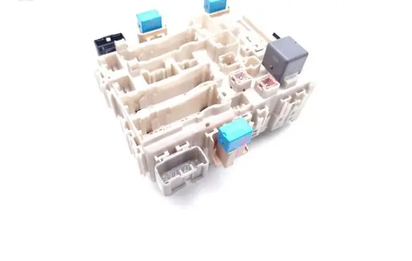 Nissan Juke I F15 Fuse module 82730-52371 6C04-0348