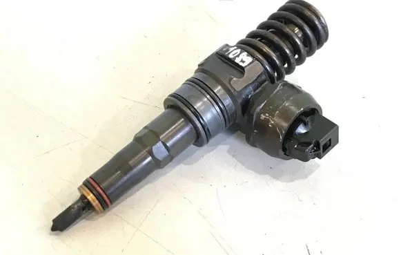 Volkswagen Golf V Fuel injector 038130073BN