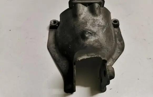 Engine mounting bracket