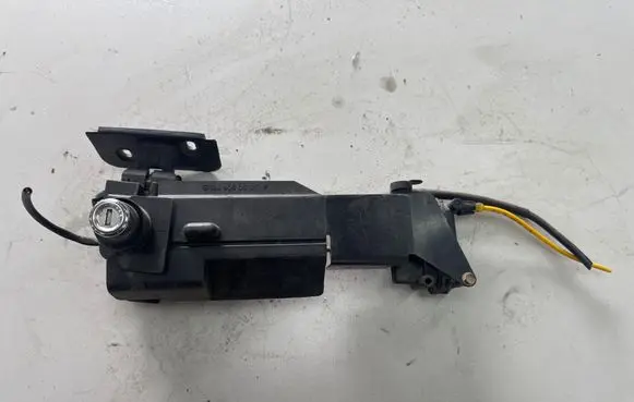 Mercedes-Benz E W124 Loading door lock 1248050541