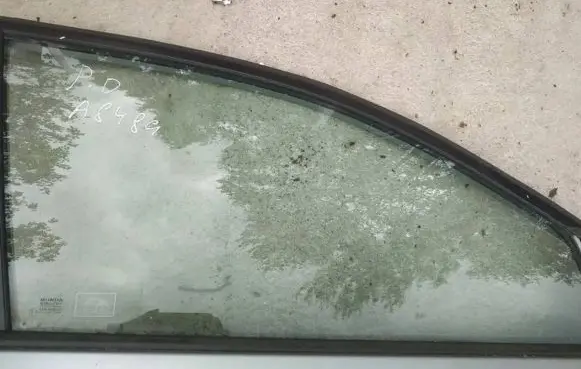 Honda Civic Front door window glass four-door