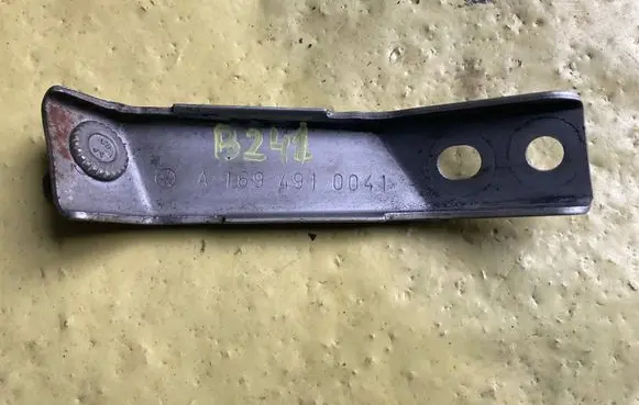 Mercedes-Benz B W245 Engine mounting bracket A1696910041