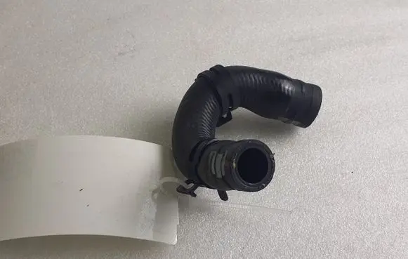 Dacia Spring Engine coolant pipe/hose 210215082R
