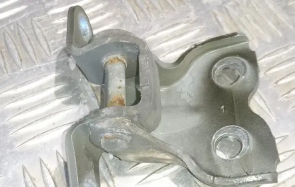 Toyota Avensis T250 Front door lower hinge 6873052010 687300D010