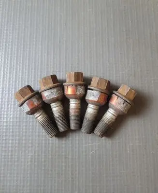 Volkswagen Touareg II Nuts/bolts 