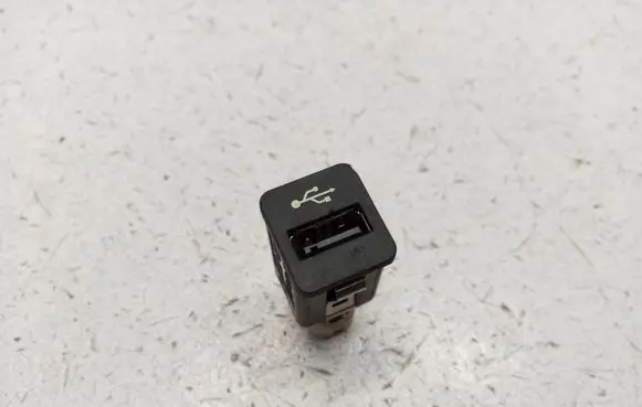 BMW 5 E60 E61 USB socket connector 9167196 61319167196 84109237656