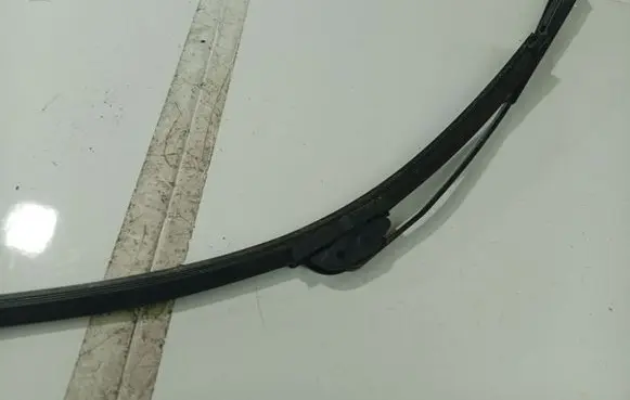 Opel Zafira A Front wiper blade arm 90582557