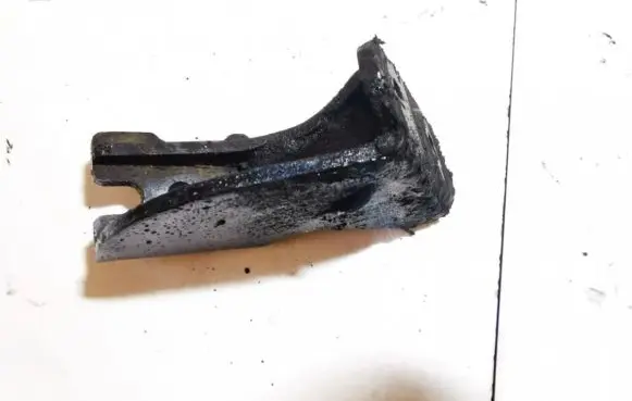 Engine mounting bracket