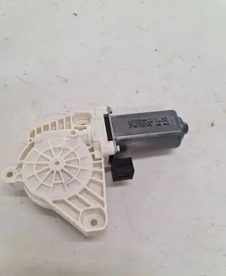 Volkswagen PASSAT B8 Front door window regulator motor 5Q4959802B