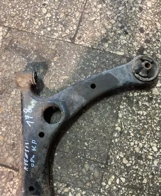 Toyota Avensis T250 Front lower control arm/wishbone