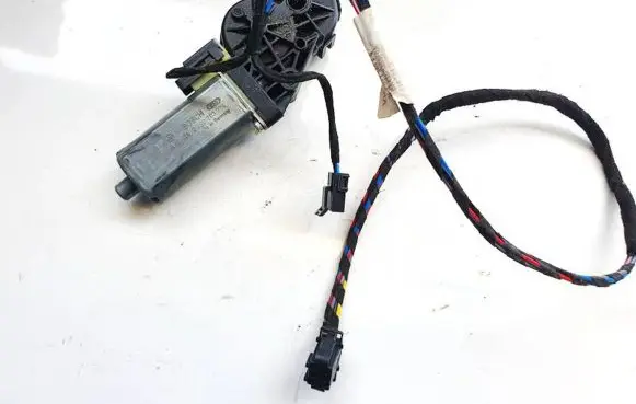 Volkswagen PASSAT B6 Seat adjustment motor 821418064 0390203224