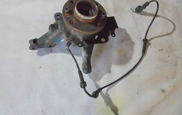 Renault Clio IV Front wheel hub spindle knuckle