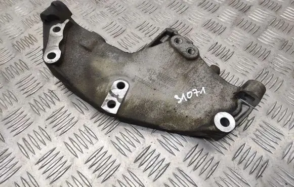 Opel Vivaro Engine mounting bracket 8200741756