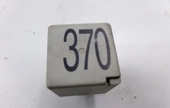 Volkswagen PASSAT B5 Other relay 8D0951253