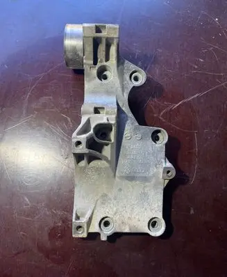Volkswagen PASSAT B6 Generator/alternator bracket 03G903143A