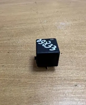 Volkswagen PASSAT B5 Other relay A0025421319 D9833
