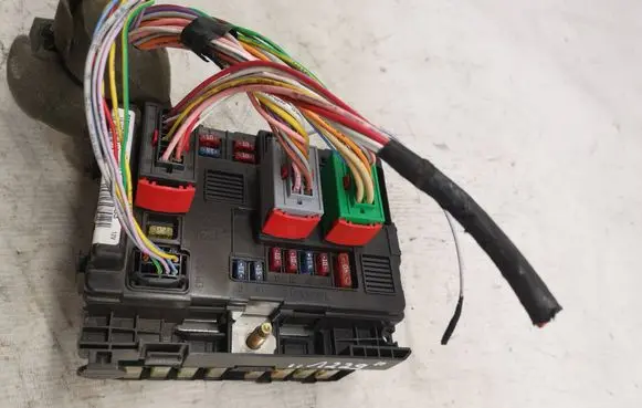 Citroen C3 Fuse module 9643498880 621423398